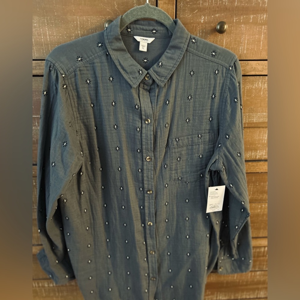 New Sonoma Women’s gray button up top. Size XL.
